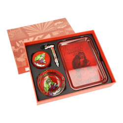 Drtič tabáku plastový Monkey King Gift Set Red - Kuck drkov sada Monkey King s drtikou, lukovkou a dalmi kuckmi potebami. V drkovm setu nejdete ve, co se me kukovi hodit. Obsahem sady v ervenm tnu je dvoudln plastov drti, rozkldac kovov lukovka se stkem, sklenn popelnk a plastov tcek - podloka pro balen cigaret. Praktick kuck set vhodn jako drek pro vae ptel. Sada je dodvan v drkov krabici.

Obsah sady: 1x drtika, 1x lukovka, 1x popelnk, 1x balc podloka

Celkov rozmry krabice ( x H x V): 250 x 206 x 48 mm
Dlka lukovky/vka /prmr kotlku: 87 mm / 31 mm / 15 mm
Rozmry popelnku ( x H x V): 85 x 85 x 33 mm
Rozmry rolovac podloky ( x H x V): 180 x 130 x 9 mm
Stko do lukovky: 15 mm
Prmr/vka drtiky: 60 mm / 24 mm
Distributor: Fortis-DB, spol. s r.o.
